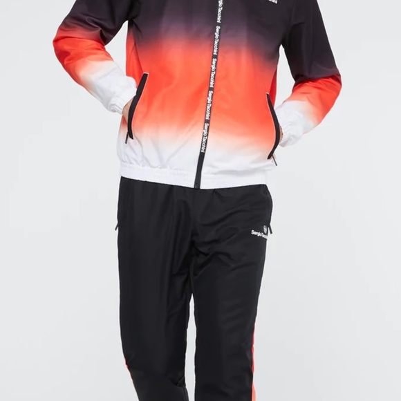 “ NWT Sergio Tacchini SFUMATA Track Suit. Very nice
Can be worn all year long - Picture 1 of 5